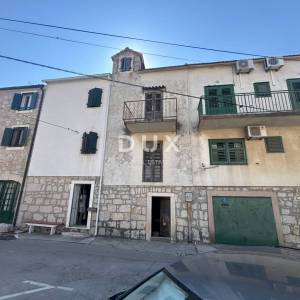 Vodice, centar, kamena kuća, 170 m², 150 m od mora