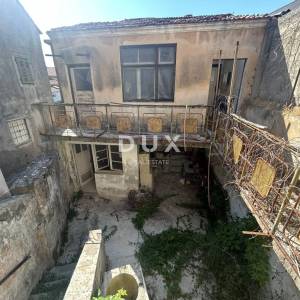 Vodice, centar, kamena kuća, 170 m², 150 m od mora