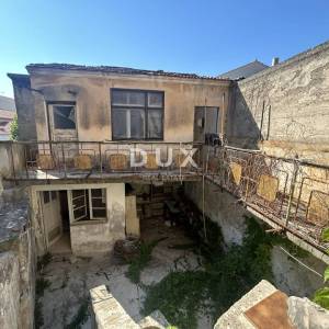 Vodice, centar, kamena kuća, 170 m², 150 m od mora