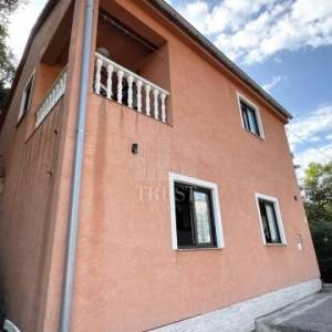 VRBNIK – SAMOSTOJEĆA KUĆA S DVIJE STAMBENE JEDINICE!