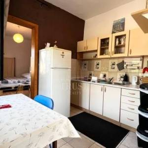 VRBNIK – SAMOSTOJEĆA KUĆA S DVIJE STAMBENE JEDINICE!