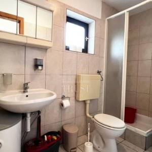 VRBNIK – SAMOSTOJEĆA KUĆA S DVIJE STAMBENE JEDINICE!