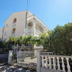 Zadar – Diklovac | Samostojeća kuća 630 m² s 4 stana, garažom i okućnicom