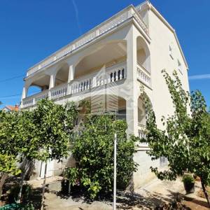 Zadar – Diklovac | Samostojeća kuća 630 m² s 4 stana, garažom i okućnicom