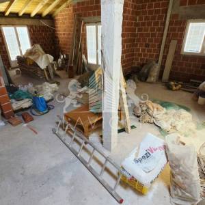 Zadar – Diklovac | Samostojeća kuća 630 m² s 4 stana, garažom i okućnicom