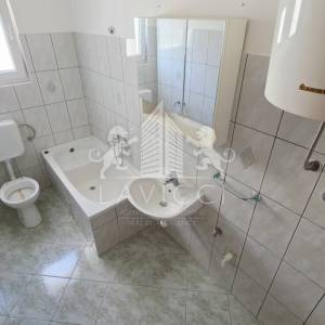 Zadar – Diklovac | Samostojeća kuća 630 m² s 4 stana, garažom i okućnicom
