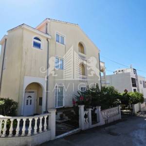 Zadar – Diklovac | Samostojeća kuća 630 m² s 4 stana, garažom i okućnicom