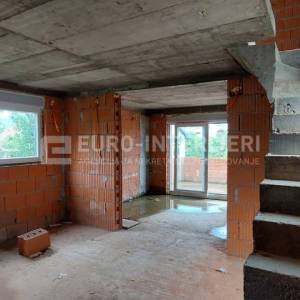 Zagreb, Gornji Bukovac, Salopekova ul., zgrada s dva stana 125 m2 ROH BAU
