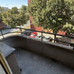 Zagreb, na odličnoj lokaciji-trosoban stan s dva balkona 77m2