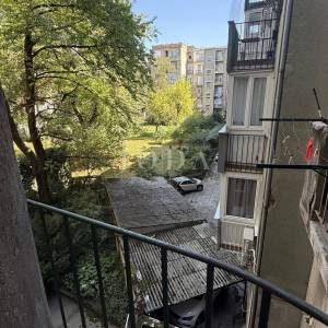 Zagreb, na odličnoj lokaciji-trosoban stan s dva balkona 77m2
