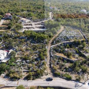 Zagvozd 1366 m2 građevinsko zemljište - strogi centar!