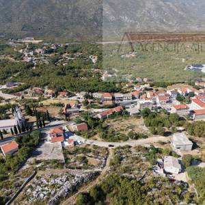 Zagvozd 1366 m2 građevinsko zemljište - strogi centar!