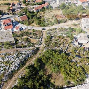 Zagvozd 1366 m2 građevinsko zemljište - strogi centar!
