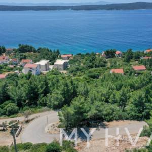 Zemljište s građevinskom dozvolom i pogledom na more u Zavala