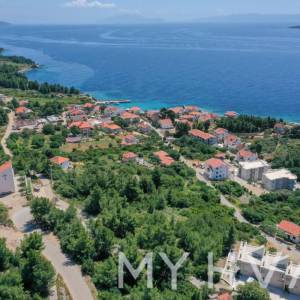 Zemljište s građevinskom dozvolom i pogledom na more u Zavala