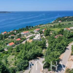 Zemljište s građevinskom dozvolom i pogledom na more u Zavala