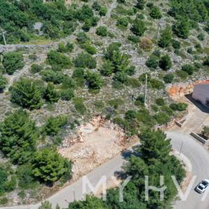 Zemljište s građevinskom dozvolom i pogledom na more u Zavala
