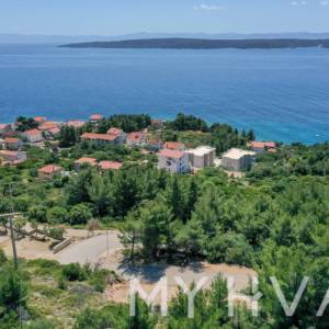 Zemljište s građevinskom dozvolom i pogledom na more u Zavala
