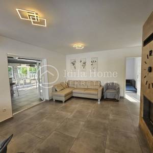 ZLATAR/EKSKLUZIVNI PRIVATNI RESORT/250 m²/1.895 m² PARCELE/BAZEN/JACUZZI