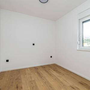 BAŠKA okolica - Dvosobni apartman s dva parkina mjesta, novogradnja