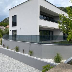 BAŠKA okolica - Dvosobni apartman s dva parkina mjesta, novogradnja