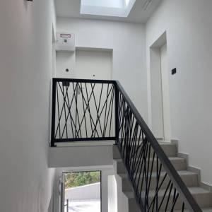 BAŠKA okolica - Dvosobni apartman s dva parkina mjesta, novogradnja