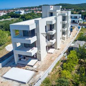 BIBINJE – Novogradnja, stan S3 s dvije spavaće sobe, dvije terase i pogledom na more!