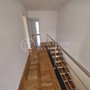 Bregana/7 sobna kuća u nizu/3etaže/vrt