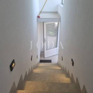 BRIBIR, kuća sa dva stana i okućnicom