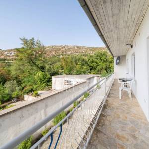 BRIBIR – NOVOUREĐENA KUĆA S DVA STANA, GARAŽOM I POGLEDOM NA MORE!
