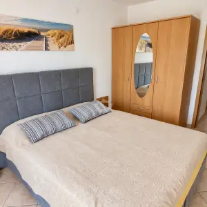 CRIKVENICA- INVESTICIJSKA KUĆA 498 M2, 3 APARTMANA + STAN + 2 POSLOVNA PROSTORA,+ PODRUM, ADAPTACIJA 2026 NOVI KROV I FASADA...