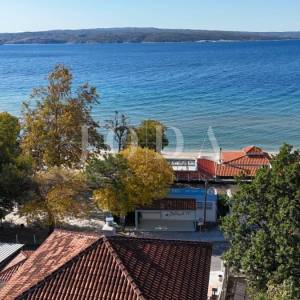 Crikvenica, kuća prvi red do mora
