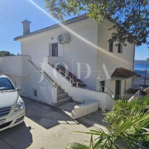 Crikvenica, kuća prvi red do mora