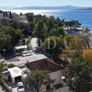 Crikvenica, kuća prvi red do mora
