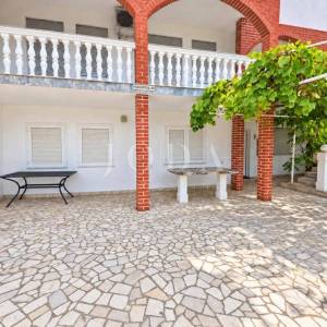 CRIKVENICA, stan sa okućnicom u prizemlju