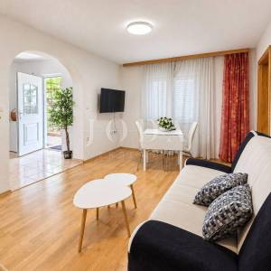 CRIKVENICA, stan sa okućnicom u prizemlju