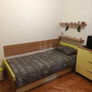 CRIKVENICA – TROSOBNI STAN U CENTRU S DVA PARKIRNA MJESTA