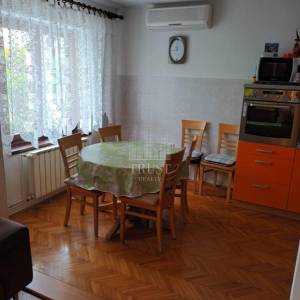 CRIKVENICA – TROSOBNI STAN U CENTRU S DVA PARKIRNA MJESTA