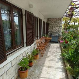 CRIKVENICA – TROSOBNI STAN U CENTRU S DVA PARKIRNA MJESTA