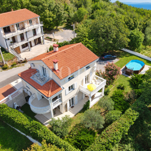 Crikvenica, zaleđe prizemlje sa garažom,velikom okućnicom i bazenom