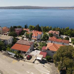 Dramalj – Stan s okućnicom i parkingom, samo 100 m od mora