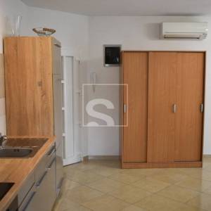 Dva stana 83m2 i 34m2 sa dvorištem i 3 park.mj. Veli vrh