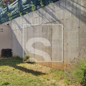 Dva stana 83m2 i 34m2 sa dvorištem i 3 park.mj. Veli vrh