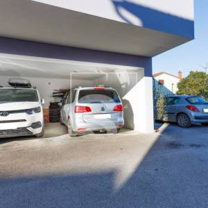 Dva stana 83m2 i 34m2 sa dvorištem i 3 park.mj. Veli vrh