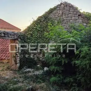 Dvije kamene kuće na građevinskom zemljištu u Nerežišćima