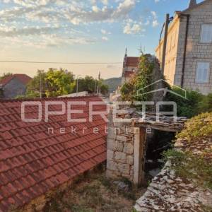 Dvije kamene kuće na građevinskom zemljištu u Nerežišćima