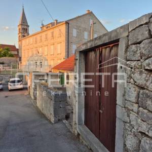 Dvije kamene kuće na građevinskom zemljištu u Nerežišćima