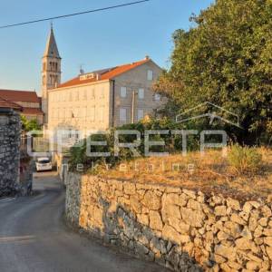Dvije kamene kuće na građevinskom zemljištu u Nerežišćima