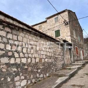 Dvije kamene kuće ukupne površine 300 m² u Donjem Muću