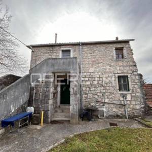 Dvije kamene kuće ukupne površine 300 m² u Donjem Muću